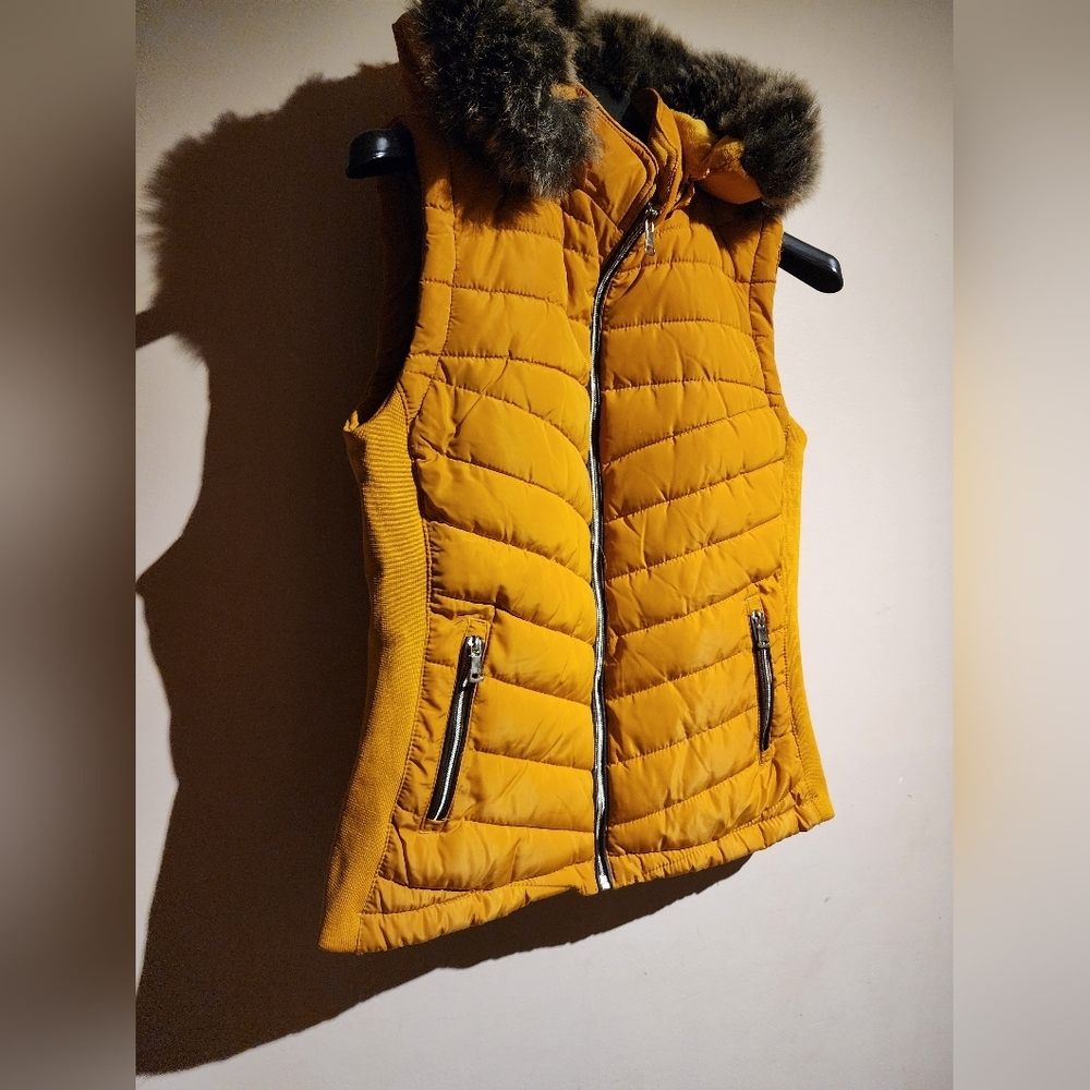 YELLOW, HEAVY PUFFER VEST JACKET WITH FAUX FUR TRIMMED HOOD - Picture 3 of 11